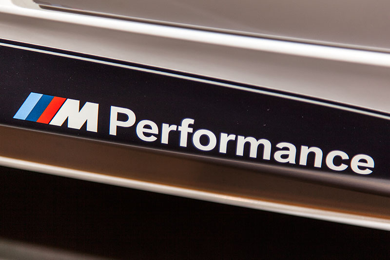 BMW M235i mit BMW M Performance Komponenten: seitlicher Schriftzug