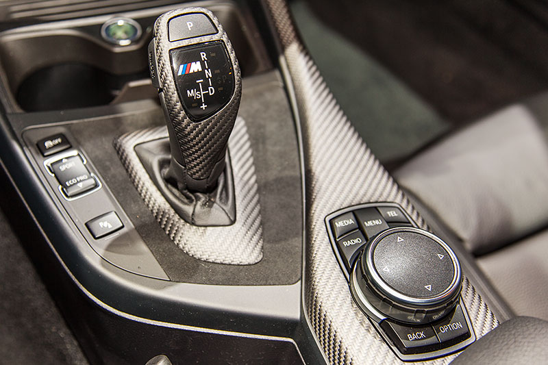 BMW M235i mit BMW M Performance Komponenten: Blende fr Gangwahlschalter aus Carbon (186 Euro)