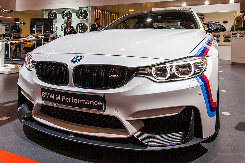 BMW M4 (F82) mit BMW M Performance Komponenten: Frontlippe fr die Optik und Erhung des Anpressdrucks