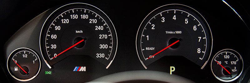 BMW M4 mit BMW M Performance Komponenten: Tachometer
