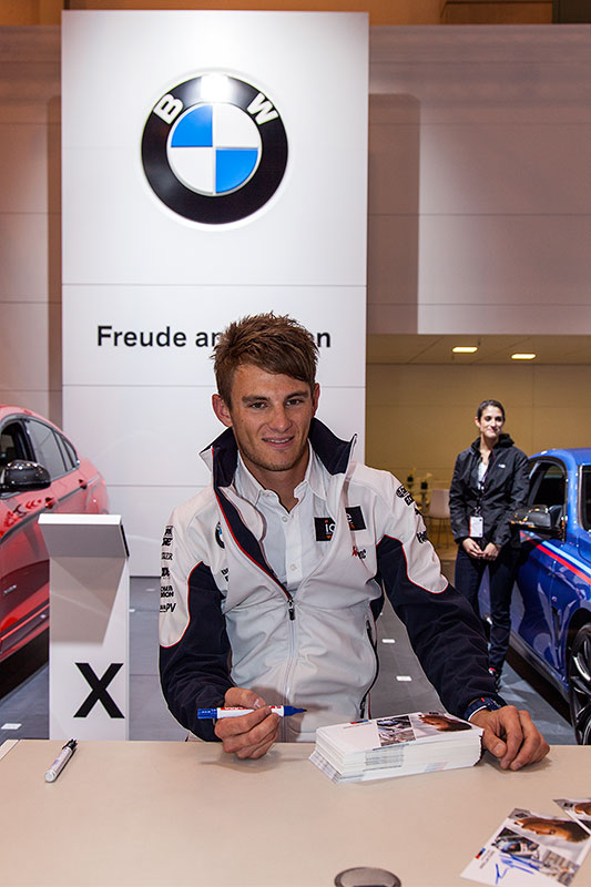 Marco Wittmann, DTM Champion 2014, gab Autogramme auf dem BMW Messe-Stand