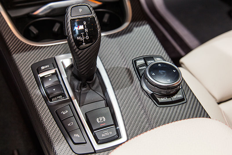 BMW X4 xDrive35d mit BMW M Performance Komponenten: Blende fr Gangwahlschalter aus Carbon (186 Euro)