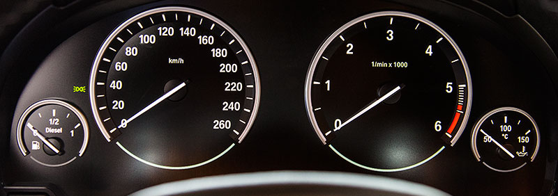 BMW X4 xDrive35d mit BMW M Performance Komponenten: Tachometer