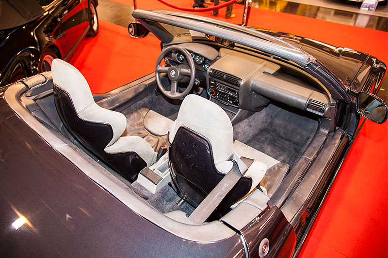 BMW Z1 mit eingefahrenen Tren und hellen Sitzen