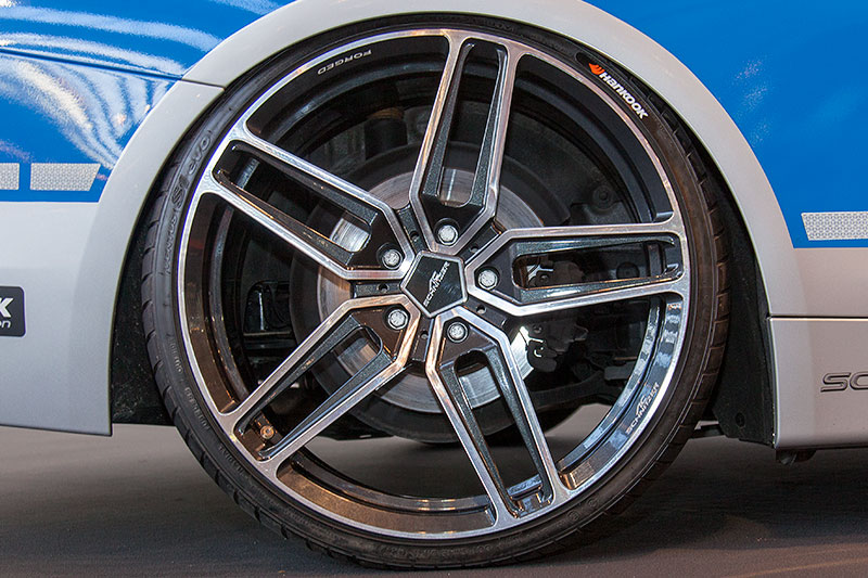 Leichtbau-Schmiedefelgen in 9,0J x 21 Zoll.