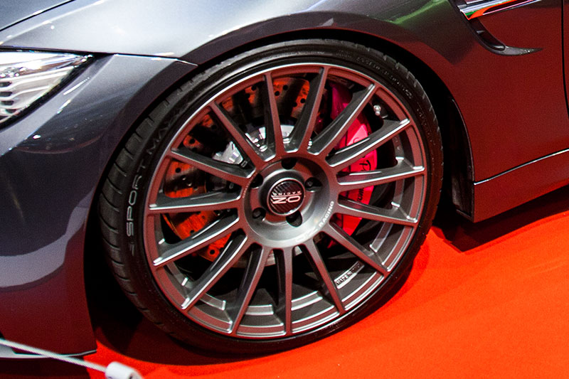 BMW M4 auf OZ Superturismo 20 Zoll Felgen, Bremssattel neon-pink lakciert