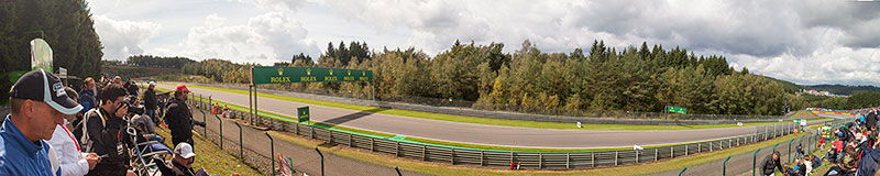 Panoramabild: Blick auf die Rennstrecke von Spa-Francorchamps, Gerade zwischen Punkt 11 (links) und 12