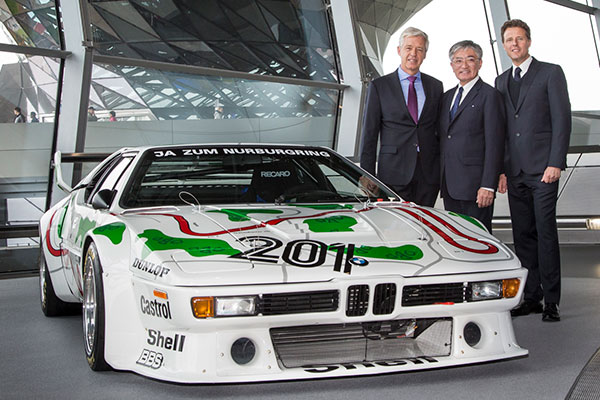 Ulrich Knieps, Masakuni Hosobuchi sowie Helmut Ks bei der bergabe des BMW M1 Procar