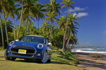 MINI Cooper (F56) in Deep Blue Metallic mit weissem Dach on location in Puerto Rico