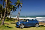 MINI Cooper (F56) in Deep Blue Metallic mit weissem Dach on location in Puerto Rico