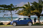 MINI Cooper (F56) in Deep Blue Metallic mit weissem Dach on location in Puerto Rico