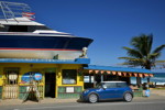 MINI Cooper (F56) in Deep Blue Metallic mit weissem Dach on location in Puerto Rico
