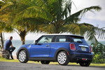 MINI Cooper (F56) in Deep Blue Metallic mit weissem Dach on location in Puerto Rico