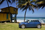 MINI Cooper (F56) in Deep Blue Metallic mit weissem Dach on location in Puerto Rico