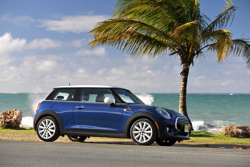 MINI Cooper (F56) in Deep Blue Metallic mit weissem Dach on location in Puerto Rico