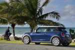 MINI Cooper (F56) in Deep Blue Metallic mit weissem Dach on location in Puerto Rico