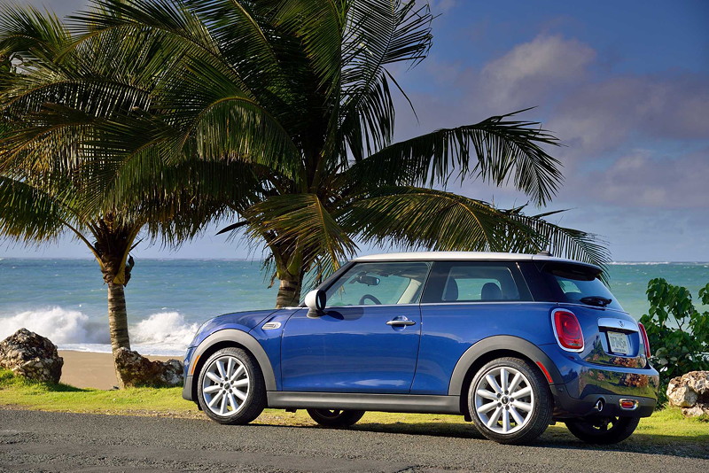 MINI Cooper (F56) in Deep Blue Metallic mit weissem Dach on location in Puerto Rico