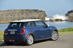 MINI Cooper (F56) in Deep Blue Metallic mit weissem Dach on location in Puerto Rico