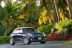 MINI Cooper (F56) in Deep Blue Metallic mit weissem Dach on location in Puerto Rico