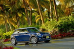 MINI Cooper (F56) in Deep Blue Metallic mit weissem Dach on location in Puerto Rico