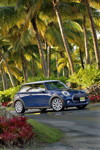 MINI Cooper (F56) in Deep Blue Metallic mit weissem Dach on location in Puerto Rico