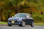MINI Cooper (F56) in Deep Blue Metallic mit weissem Dach on location in Puerto Rico