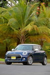 MINI Cooper (F56) in Deep Blue Metallic mit weissem Dach on location in Puerto Rico