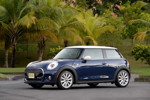 MINI Cooper (F56) in Deep Blue Metallic mit weissem Dach on location in Puerto Rico
