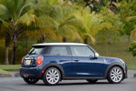 MINI Cooper (F56) in Deep Blue Metallic mit weissem Dach on location in Puerto Rico