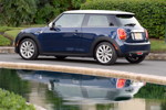 MINI Cooper (F56) in Deep Blue Metallic mit weissem Dach on location in Puerto Rico