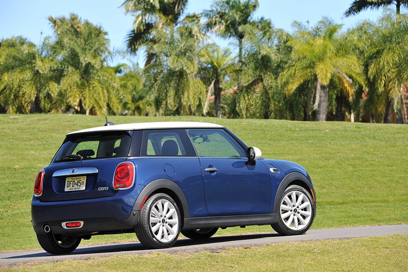 MINI Cooper (F56) in Deep Blue Metallic mit weissem Dach on location in Puerto Rico