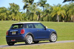 MINI Cooper (F56) in Deep Blue Metallic mit weissem Dach on location in Puerto Rico