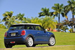 MINI Cooper (F56) in Deep Blue Metallic mit weissem Dach on location in Puerto Rico