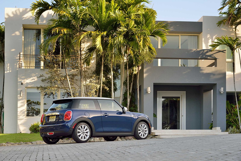 MINI Cooper (F56) in Deep Blue Metallic mit weissem Dach on location in Puerto Rico