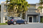 MINI Cooper (F56) in Deep Blue Metallic mit weissem Dach on location in Puerto Rico