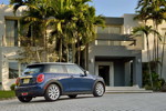 MINI Cooper (F56) in Deep Blue Metallic mit weissem Dach on location in Puerto Rico