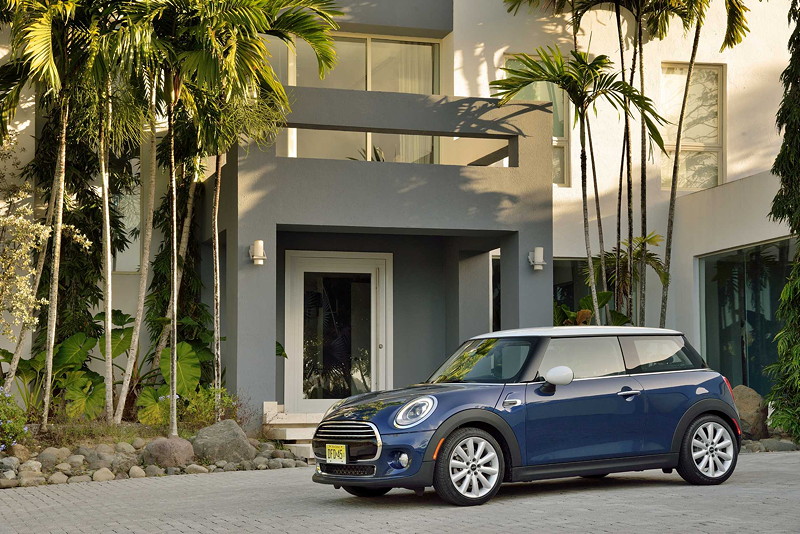 MINI Cooper (F56) in Deep Blue Metallic mit weissem Dach on location in Puerto Rico