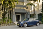 MINI Cooper (F56) in Deep Blue Metallic mit weissem Dach on location in Puerto Rico