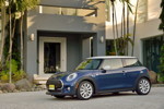 MINI Cooper (F56) in Deep Blue Metallic mit weissem Dach on location in Puerto Rico