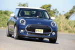 MINI Cooper (F56) in Deep Blue Metallic mit weissem Dach on location in Puerto Rico