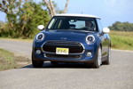 MINI Cooper (F56) in Deep Blue Metallic mit weissem Dach on location in Puerto Rico
