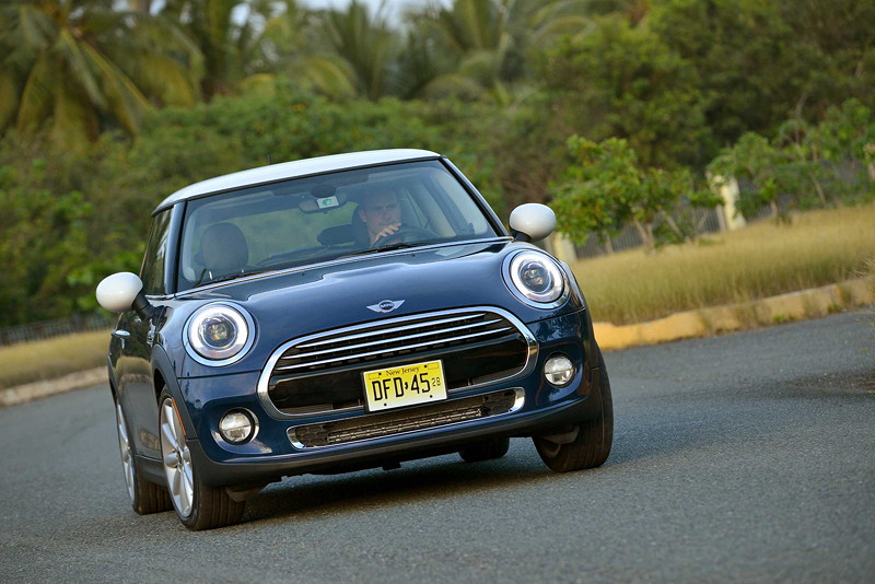 MINI Cooper (F56) in Deep Blue Metallic mit weissem Dach on location in Puerto Rico