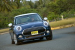 MINI Cooper (F56) in Deep Blue Metallic mit weissem Dach on location in Puerto Rico