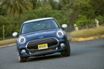 MINI Cooper (F56) in Deep Blue Metallic mit weissem Dach on location in Puerto Rico