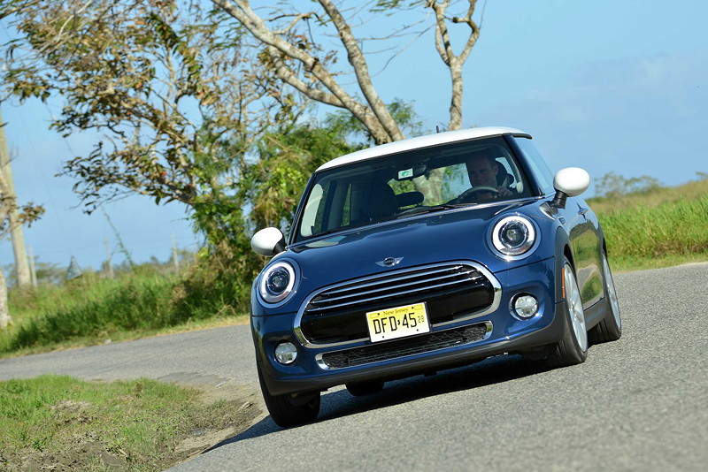 MINI Cooper (F56) in Deep Blue Metallic mit weissem Dach on location in Puerto Rico