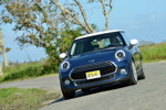 MINI Cooper (F56) in Deep Blue Metallic mit weissem Dach on location in Puerto Rico