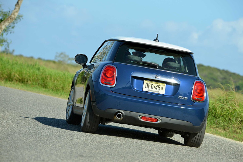 MINI Cooper (F56) in Deep Blue Metallic mit weissem Dach on location in Puerto Rico