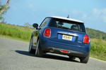 MINI Cooper (F56) in Deep Blue Metallic mit weissem Dach on location in Puerto Rico