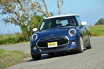 MINI Cooper (F56) in Deep Blue Metallic mit weissem Dach on location in Puerto Rico