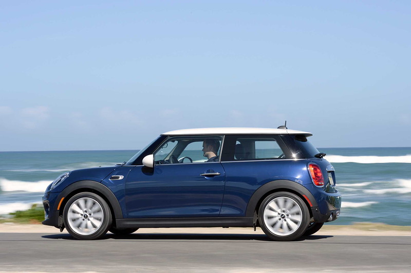 MINI Cooper (F56) in Deep Blue Metallic mit weissem Dach on location in Puerto Rico